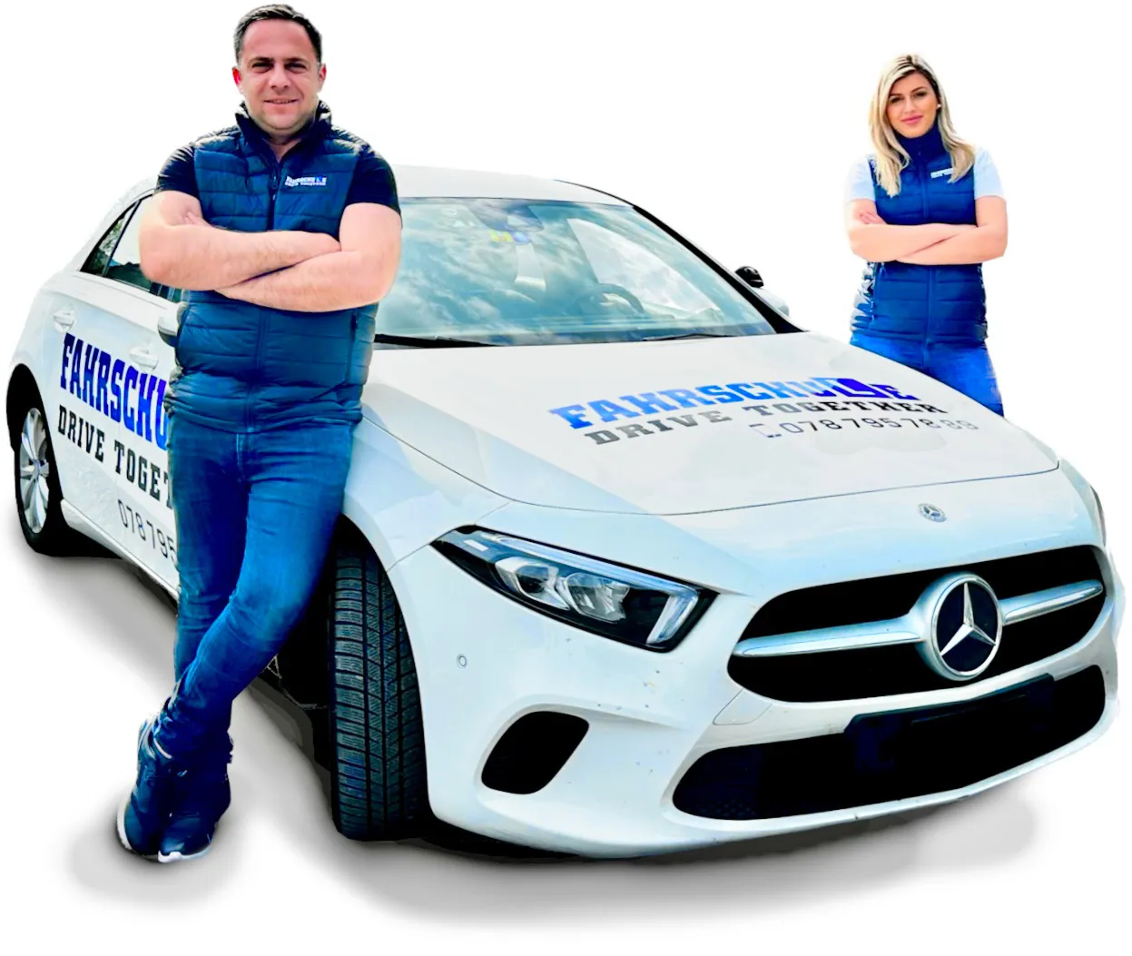 Atila Fetai und Besarta Fetai stehen vor dem Mercedes von Drive Together Fahrschule